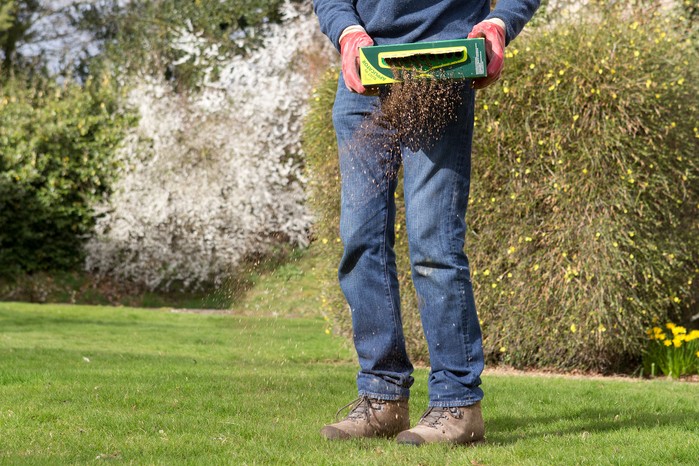 Give your lawn a spring boost - fertilising your lawn