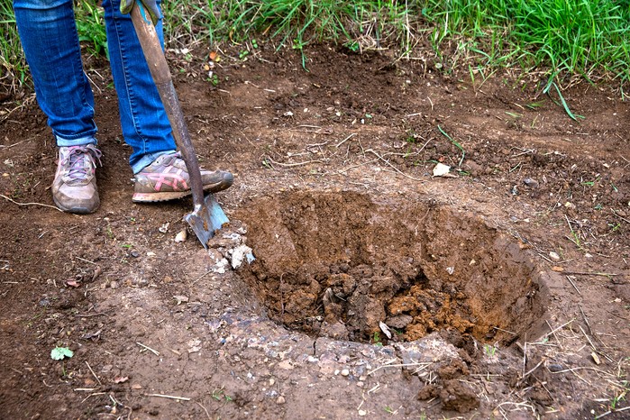 How to make a wildlife pond - digging a hole