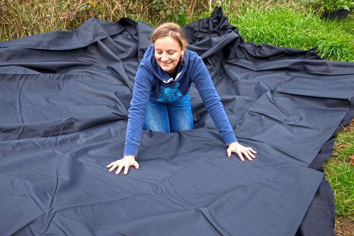 How to make a wildlife pond - laying butyl liner over underlay