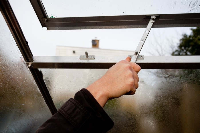 Greenhouse roof vent