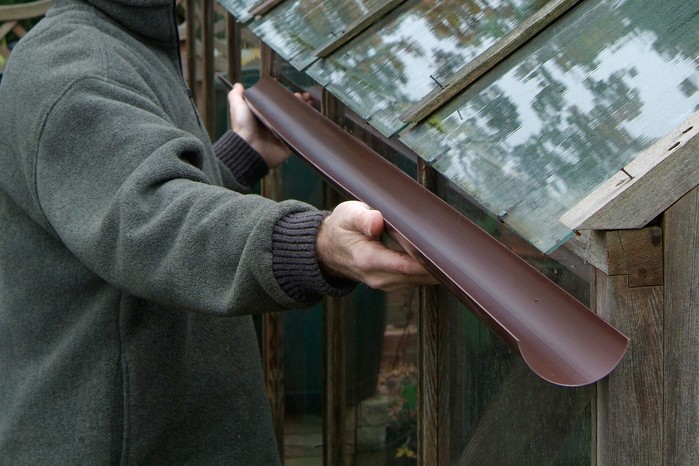 Fitting guttering to a greenhouse